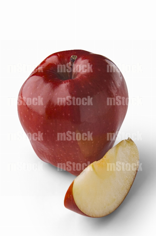 Manzana roja con rebanada