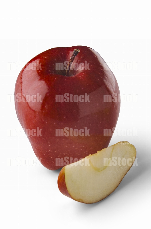 Manzana roja cortada