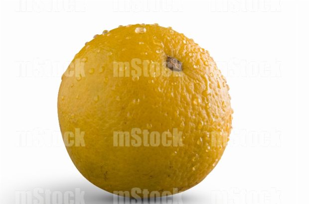 Naranja con gotas de agua