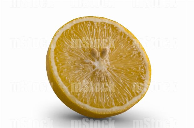 Media naranja con semilla