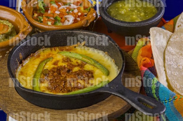 Queso fundido con chorizo