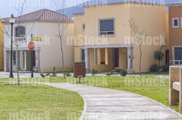 Casas y Calle de Colonia Privada