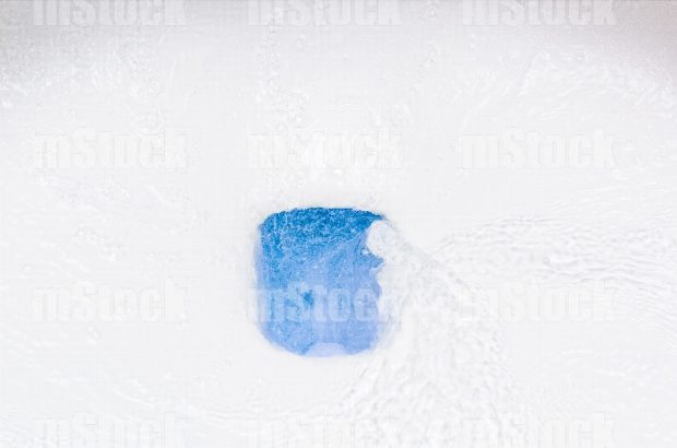 Flujo de agua en inodoro
