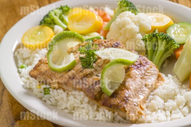 Salmon con arroz y verduras