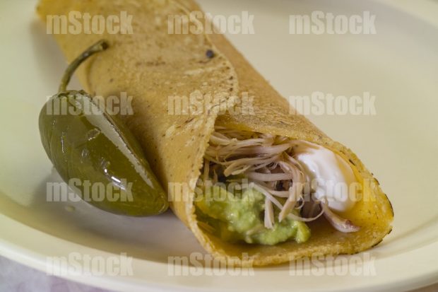 Taco Dorado de deshebrada con aguacate