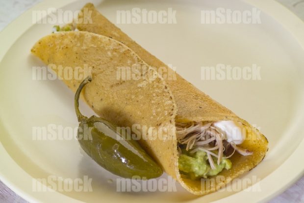 Taco Dorado de carne con guacamole y crema