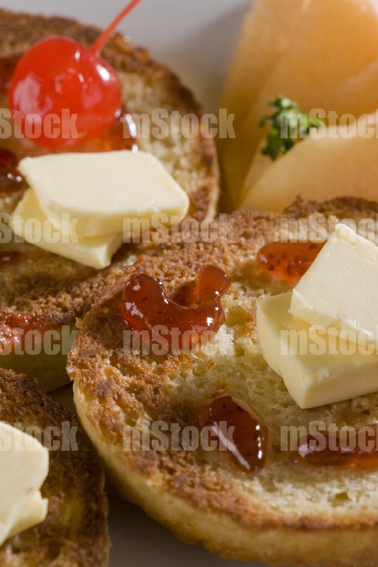 Bisquets con mantequilla y mermelada