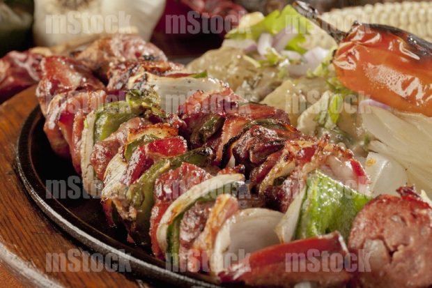 Brochetas de carne con pimiento y cebolla