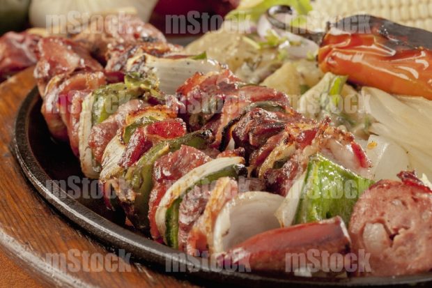 Brochetas de carne con pimientos y cebolla