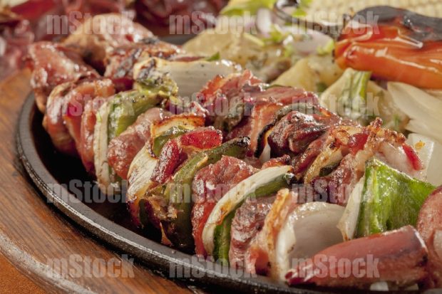Brochetas de carne con pimientos