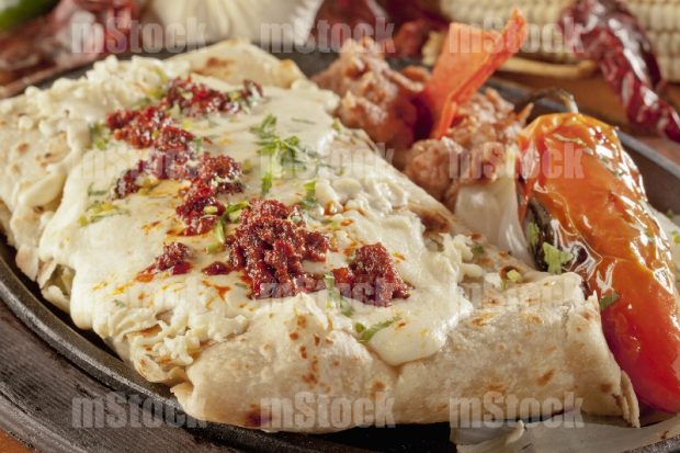 Burrito con queso y chorizo