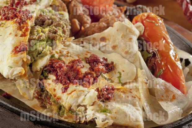 Burrito de carne con aguacate y queso