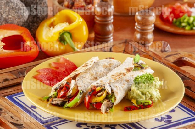 Burritos veganos con pimientos y champiñones