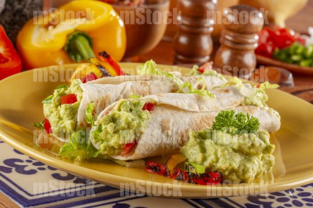 Burrito vegetariano con aguacate