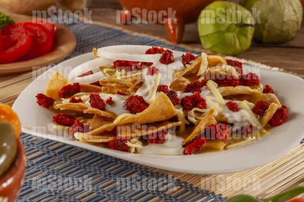 Chilaquiles con chorizo y queso