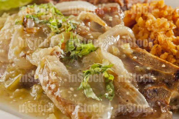 Chuleta de cerdo en salsa verde con arroz