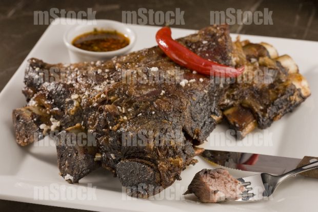 Costillar de ribeye con salsa chimichurri