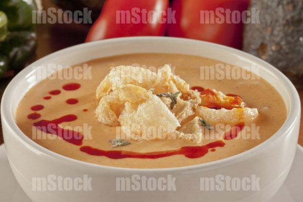 Crema de tomate con chicharrón