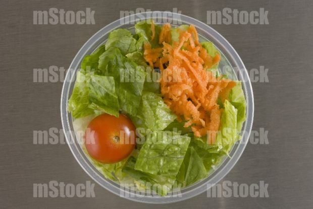 Ensalada verde con zanahoria y tomate