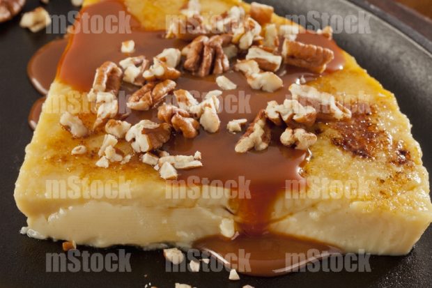 Flan con cajeta y nuez