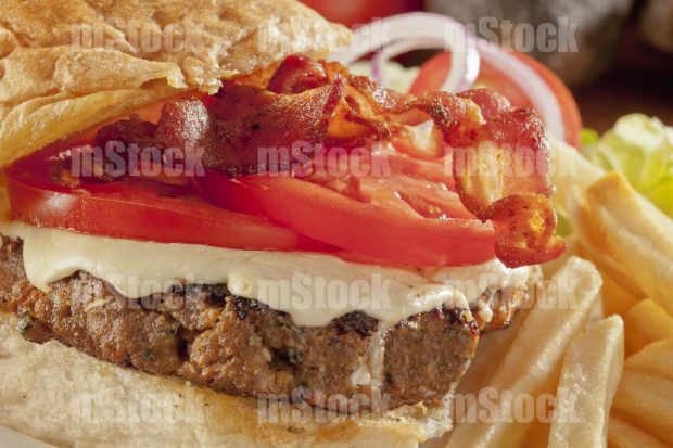 Hamburguesa con queso, tocino y papas