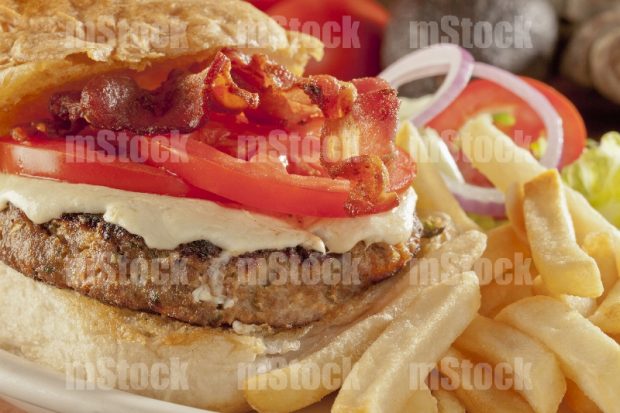 Hamburguesa con tocino y papas