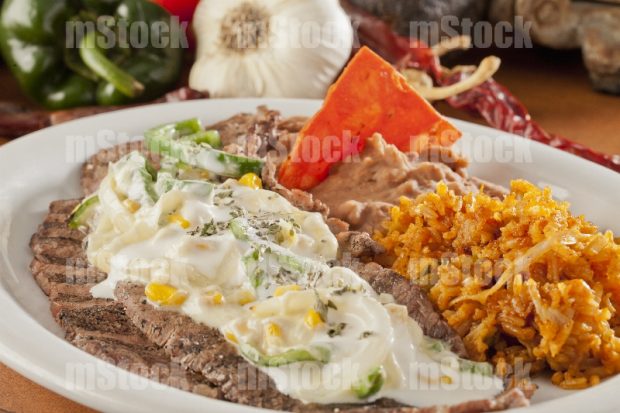 Milanesa de res con arroz y frijoles