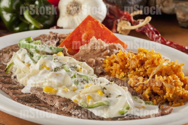 Milanesa de res bañada en salsa blanca