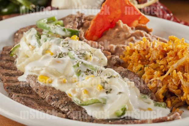 Milanesa de res con rajas