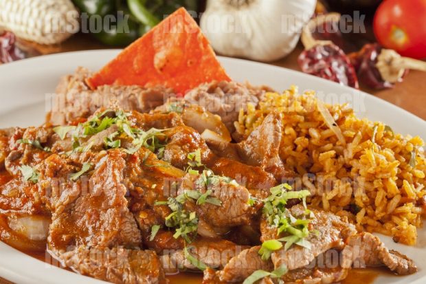 Milanesa de res en salsa roja con arroz
