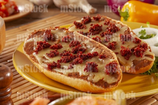 Molletes con chorizo platillo mexicano
