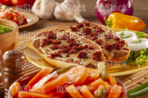 Molletes de frijoles con queso y chorizo