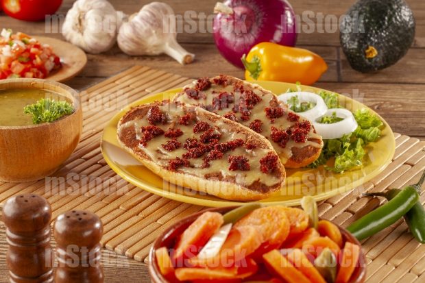 Molletes de frijoles con chorizo