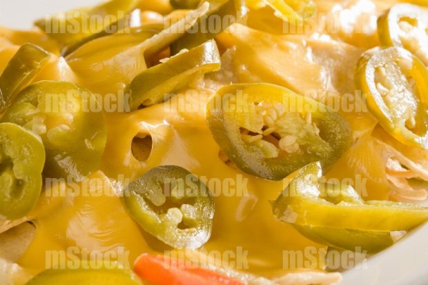 Nachos con queso amarillo derretido