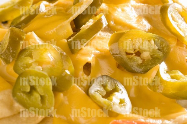 Nachos con queso y jalapeños