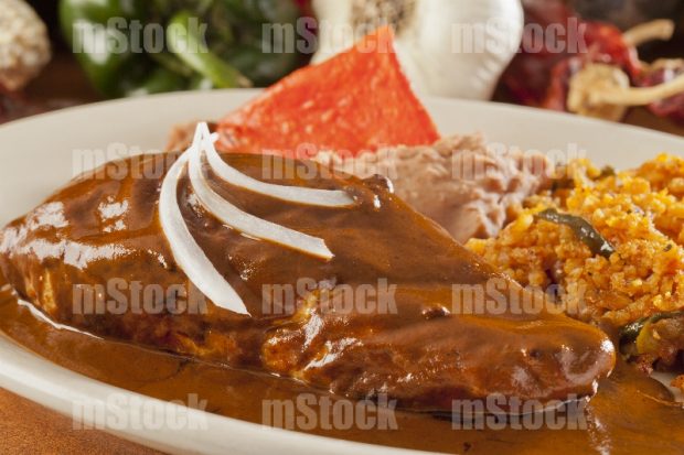 Pechuga de pollo en mole con arroz