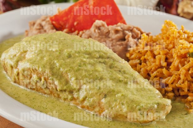 Pechuga de pollo bañada en salsa verde