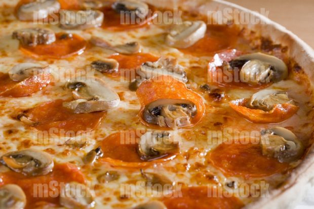 Pizza de queso, peperoni y champiñones