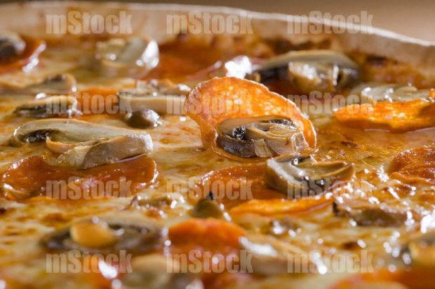 Pizza de peperoni con champiñones