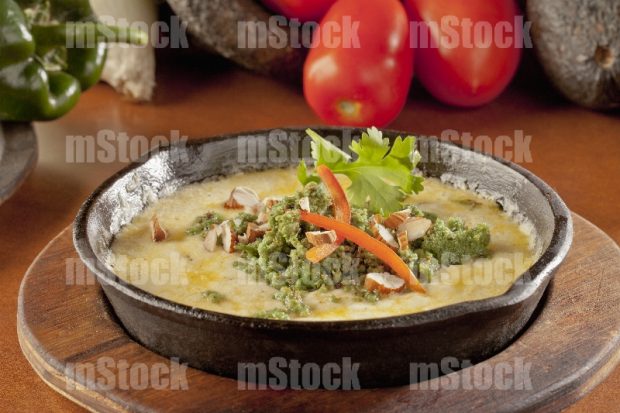 Queso flameado con chorizo verde