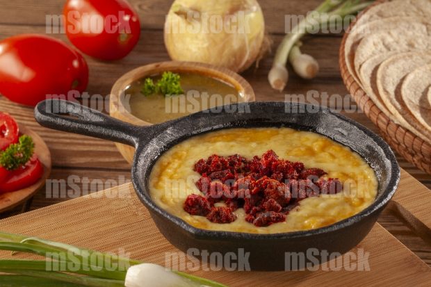 Queso flameado con chorizo