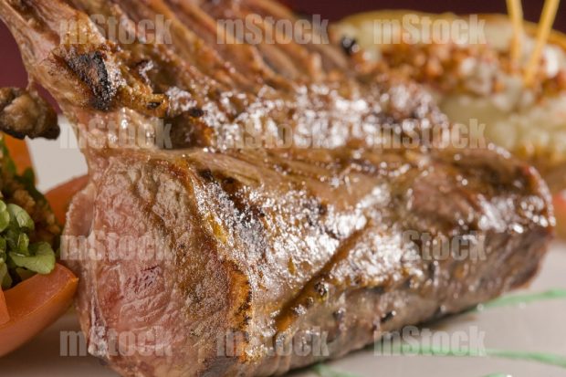 Rack de cordero a la parrilla