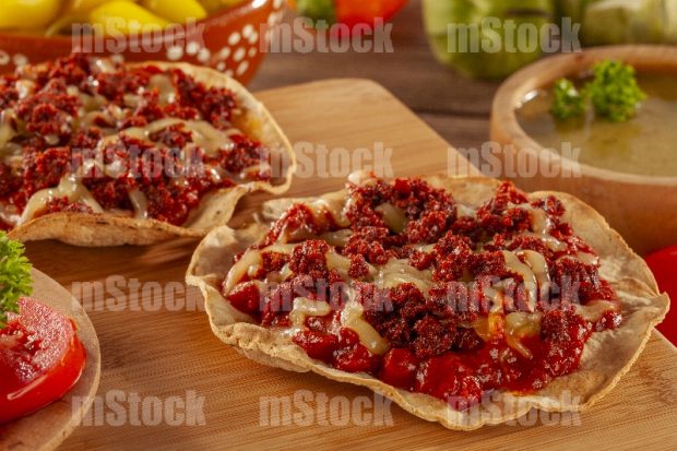 Volcan de queso con chorizo close up