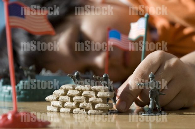 Niño jugando con soldaditos