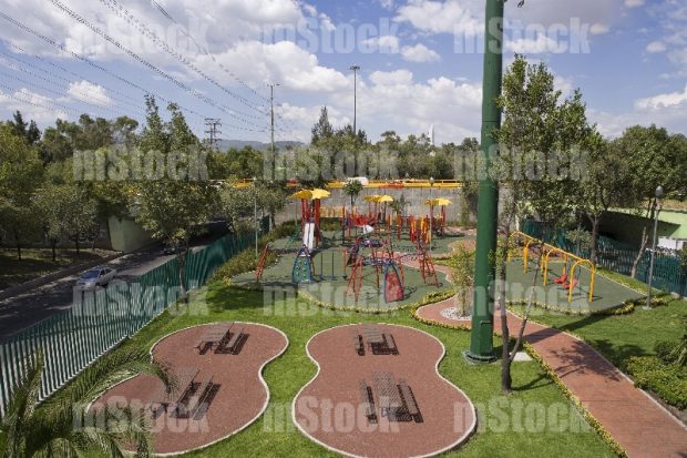 Parque con juegos infantiles 1