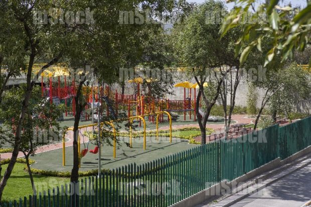 Parque con juegos infantiles 2