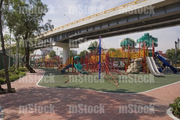 Parque con juegos infantiles