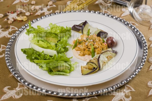 Pollo con Berenjena y Ensalada Verde