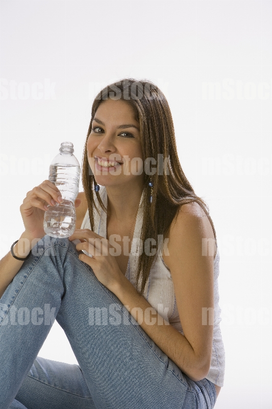 Mujer bebiendo Agua