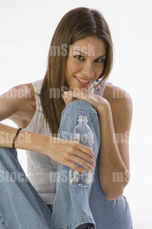 Mujer feliz con Botella de Agua